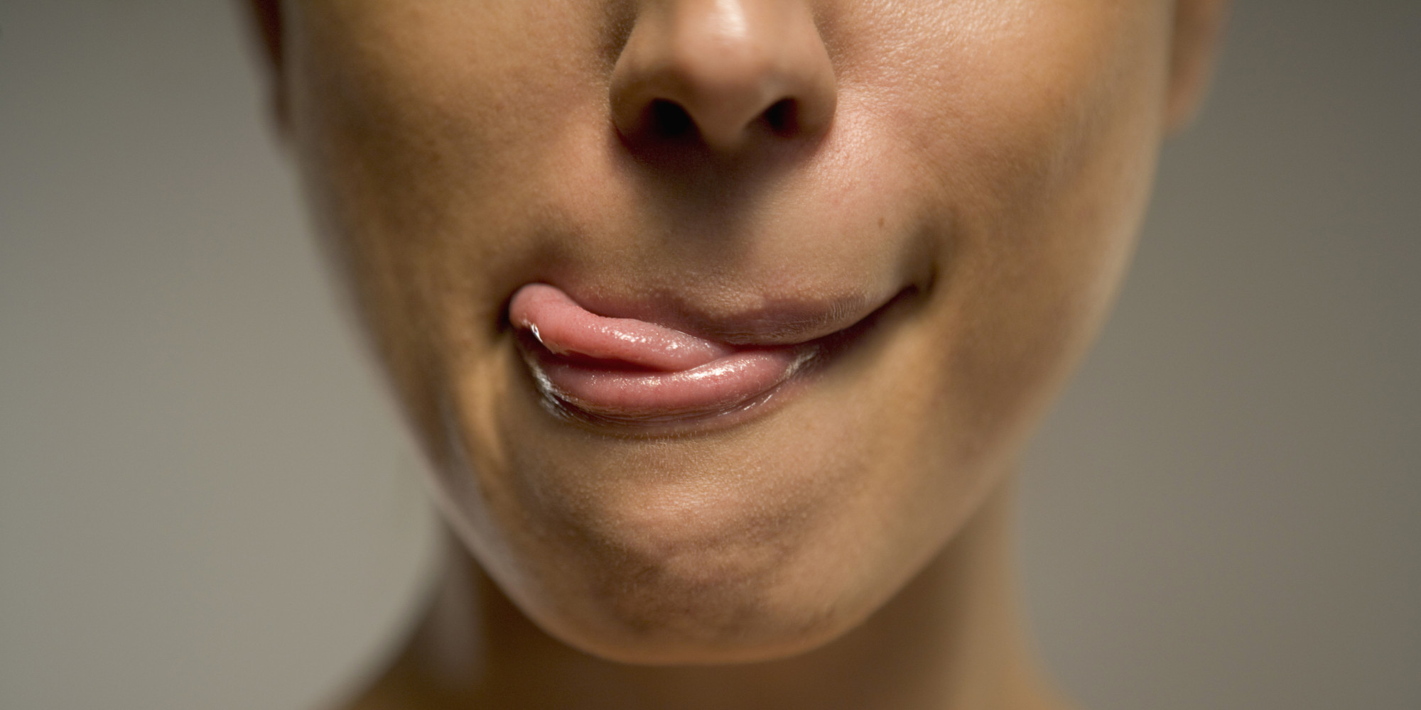 Человеческая слюна. Женские губы. Облизывает губы. Губы человека. Женщина облизывается.